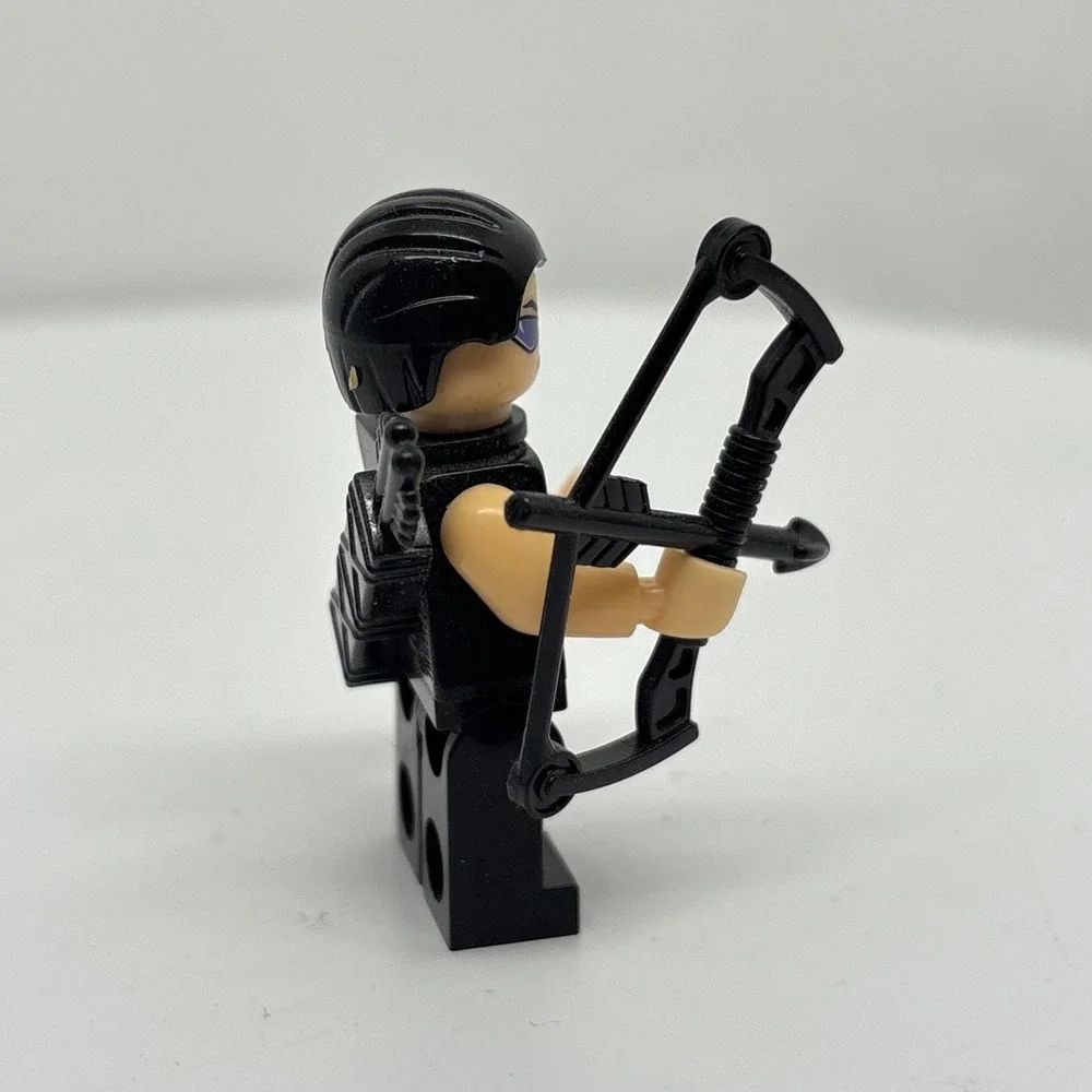 LEGO Marvel Super Heroes Hawkeye Minifigure sh084 Black Purple Suit with Bow